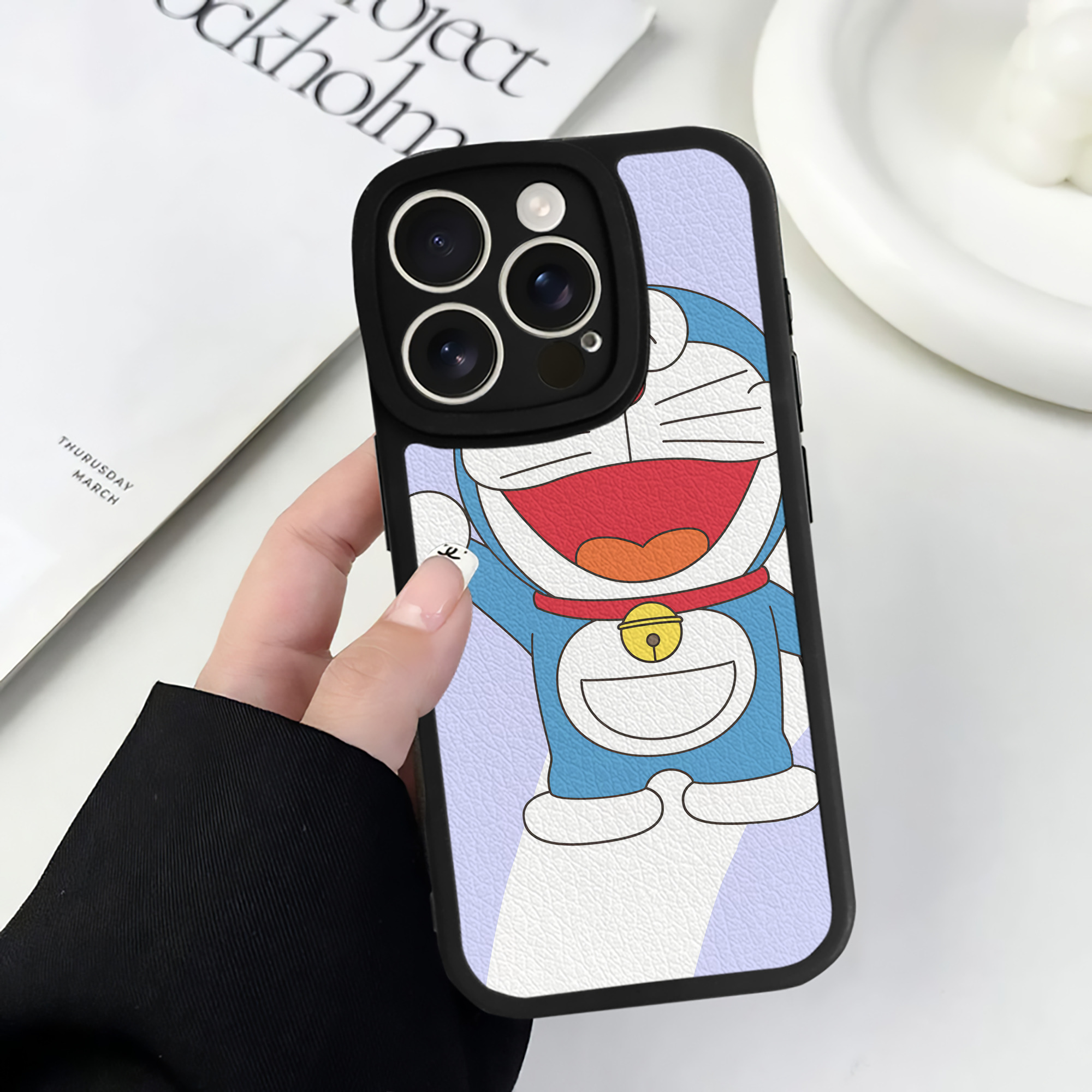 （画像用） ドラえもん Doraemon 【iPhone 16シリーズ対応】シリコンスマホケース（レザー調） 材質：シリコン